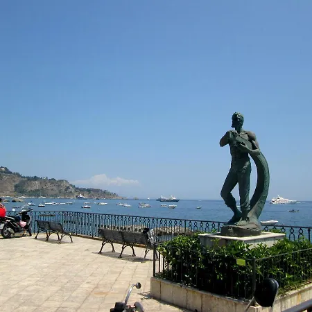Camelia Giardini Naxos